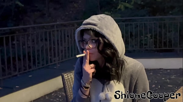 สาวแว่นออกมายั่วหนุ่มนั่งสูบบุหรี่ ก่อนเจอกระแทกหีนอกบ้านอย่างมันส์